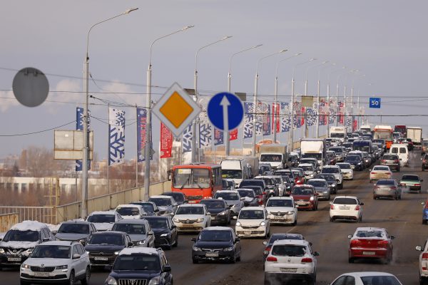 Водителям грозит штраф за езду с выданными в 2025 году номерами без флага России